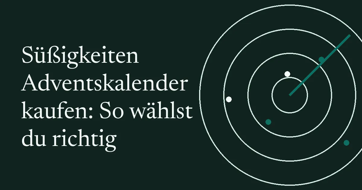 Adventskalender mit Türchen und bunten Süßigkeiten auf einem Tisch