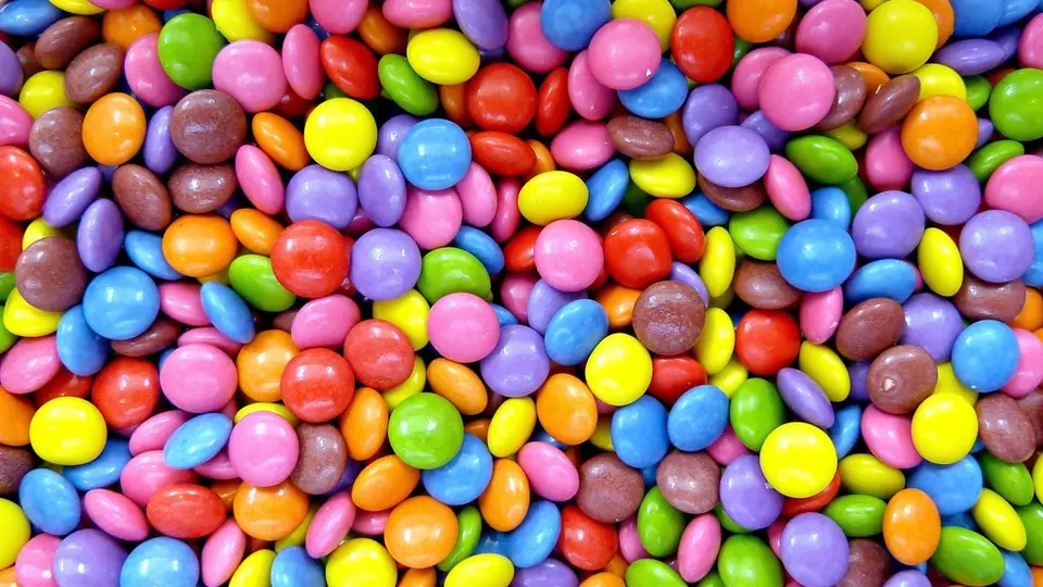 Viele bunte Schokolinsen dicht nebeneinander