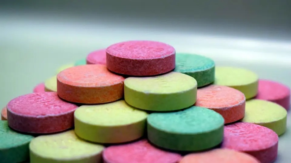 Gestapelte Brausetabletten in Pastellfarben