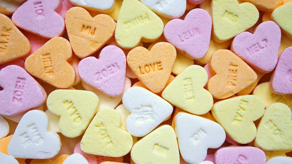 Herzförmige Bonbons in Gelb, Rosa und Lila