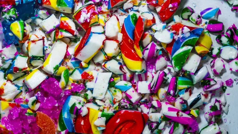 Bunt gemischte Süßigkeiten in vielen Formen und Farben