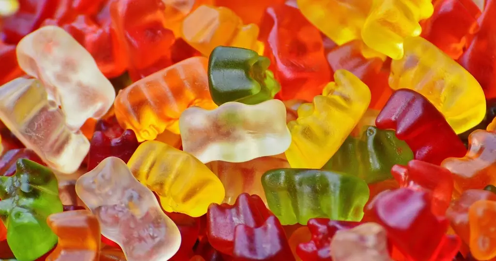 Bunte Fruchtgummibärchen in großer Menge, wie sie oft hinter den Türchen stecken